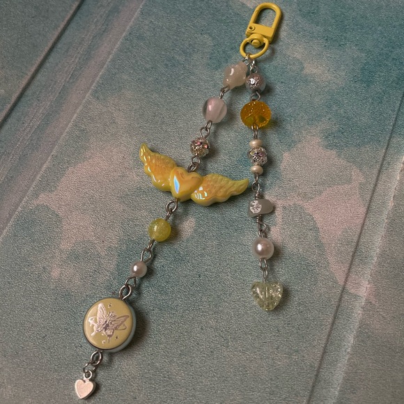Yellow butterfly and angel wing keychain - Picture 2 of 6